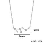 Colar com pingente de constelação científica em prata, adornado com pequenos cristais brilhantes, medindo 26 mm de largura e 10 mm de altura, peso leve de 3 g.