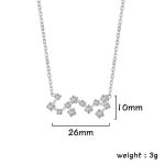 Colar em prata com pingente em forma de constelação, adornado com pequenos diamantes, medindo 26 mm de largura e 10 mm de altura, peso 3 g.