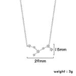 Colar em prata com pingente representando uma molécula científica adornada com cristais brilhantes, ideal para os amantes de ciência e decoração original.