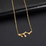 Colar em ouro com pingente de constelação adornado com diamantes, elegante e sofisticado, perfeito para um toque de estilo celestial.