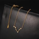 Colar em ouro com pingente de Virgem adornado com diamantes, símbolo astrológico para Virgem, acabamento elegante e refinado, perfeito para os amantes de joias astrológicas.