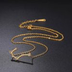 Colar em ouro com motivo de constelação adornado com diamantes, perfeito para um toque elegante e científico.