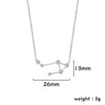Colar com pingente de constelação científica em prata, adornado com pequenas pedras brilhantes, ideal para os amantes de astronomia e decoração científica.