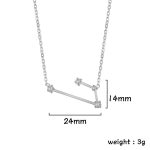 Colar em prata com pingente geométrico minimalista adornado com cristais brilhantes, medindo 24 mm de comprimento e 14 mm de altura, ideal para um estilo elegante e moderno.