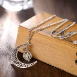 Colar em prata com pingente de lua e estrela, joia elegante e delicada, perfeito para um estilo sofisticado ou um presente romântico.