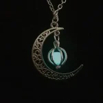Pingente de lua em aço inoxidável com uma bola luminosa suspensa, ideal para uma decoração mística ou um acessório de moda original.