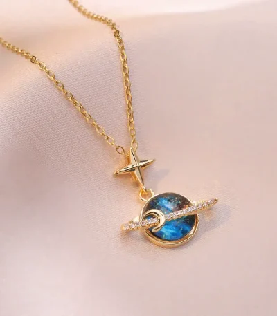Colar com pingente de estrela e planeta, em ouro e prata, inspirado na astronomia, perfeito para amantes da ciência e astrofísica.