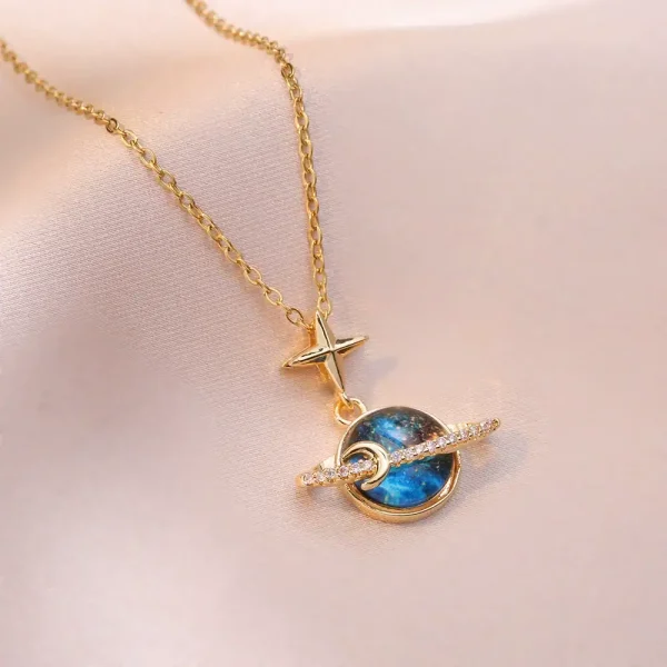 Colar com pingente de estrela e planeta, em ouro e prata, inspirado na astronomia, perfeito para amantes da ciência e astrofísica.