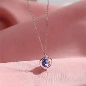 Colar com pingente de globo terrestre em miniatura em prata, símbolo de viagem e descoberta.
