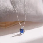 Colar com pingente representando o planeta Terra, símbolo do universo e da ciência, perfeito para os amantes de astronomia e decoração científica.