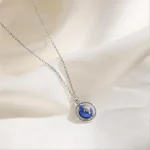 Colar delicado com pingente de planeta Terra em vidro azul e prata.