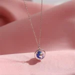 Pingente de globo terrestre em prata suspenso em uma corrente fina, símbolo de viagem e descoberta. Perfeito para os amantes de ciência e geografia, esta joia elegante alia estilo e paixão.