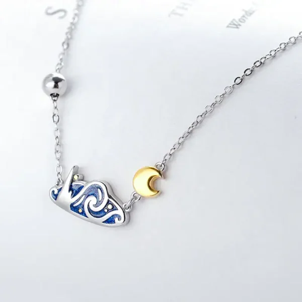 Colar delicado com pingente de lua em ouro e constelação em prata, perfeito para amantes de astronomia e ciências.