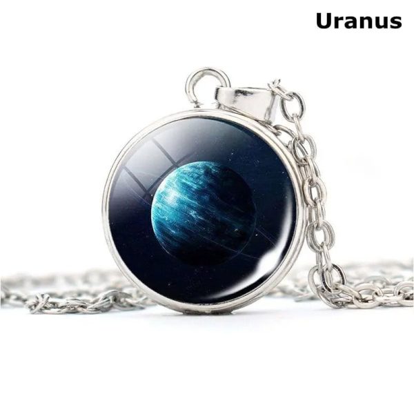 Pingente em metal com imagem do planeta Urano, representando um corpo celeste azul e gelado, suspenso em uma corrente de metal prateado.