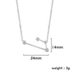 Collier en argent avec pendentif géométrique minimaliste orné de cristaux brillants, mesurant 24 mm de long et 14 mm de haut, idéal pour un style élégant et moderne.