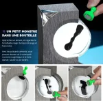 Mini monstro magnético em uma garrafa, manipulado com uma pequena ferramenta verde, para uma experiência científica lúdica e fascinante.