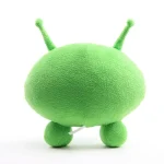 Pelúcia de alien verde com antenas e patas redondas, vista frontal, com textura macia e detalhes suaves.