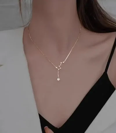 Colar delicado com pingente científico em ouro, usado por uma mulher, perfeito para amantes da ciência e joias sofisticadas.