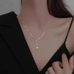 Colar delicado com pingente em forma de molécula, perfeito para amantes da ciência e decoração única. Acessório elegante para completar um estilo sofisticado ou casual.