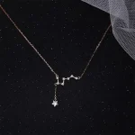 Colar delicado com pingente de estrela e constelação, em metal precioso, perfeito para amantes de astronomia e joias elegantes.