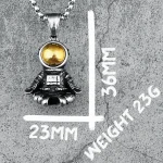 Pingente de astronauta em metal com cápsula de vidro dourada, medindo 23 mm de altura e 16 mm de largura, suspenso em uma corrente. Ideal para amantes de ciência e astronomia.