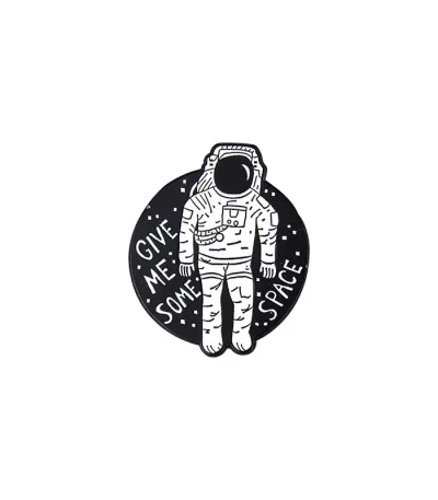 Um astronauta estilizado com capacete em um espaço negro, rodeado pela frase "Dê-me um pouco de espaço" em letras brancas.