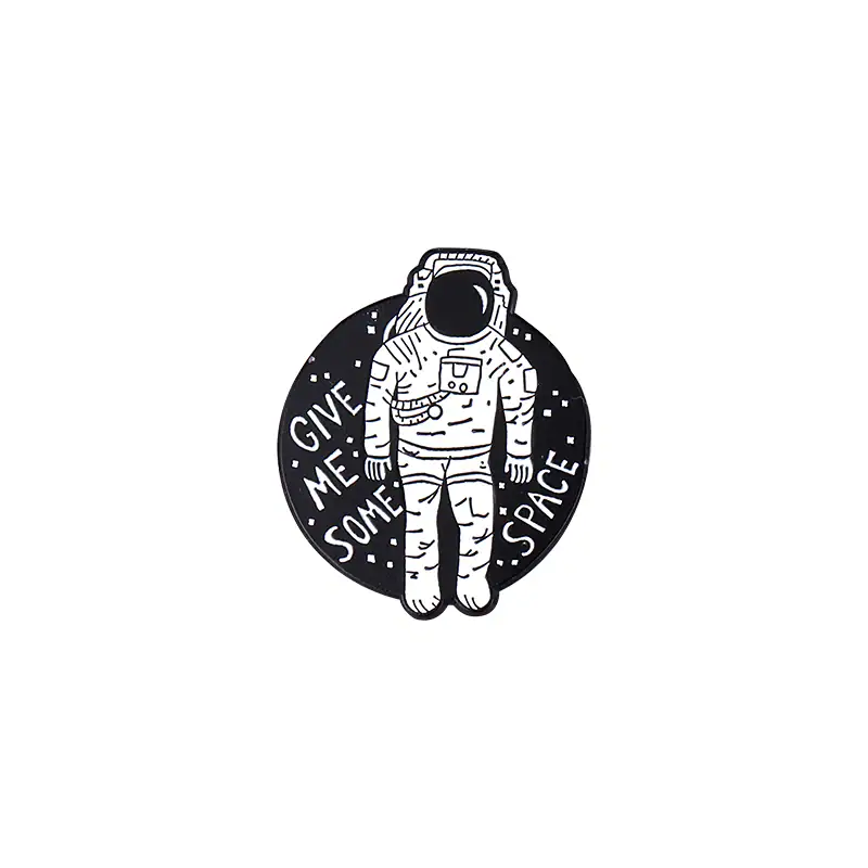 Um astronauta estilizado com capacete em um espaço negro, rodeado pela frase "Dê-me um pouco de espaço" em letras brancas.