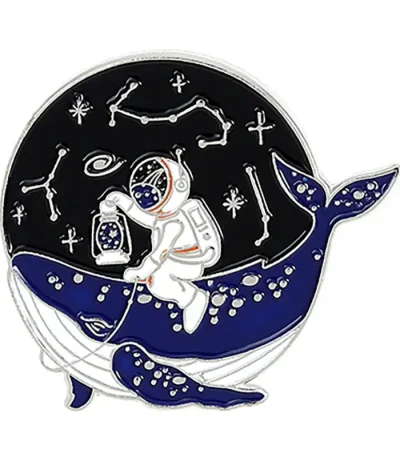 Placa decorativa com um astronauta e uma baleia.