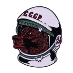 Capacete de astronauta com símbolo soviético, representando a conquista espacial soviética. Ideal para decoração científica ou para entusiastas de história espacial.