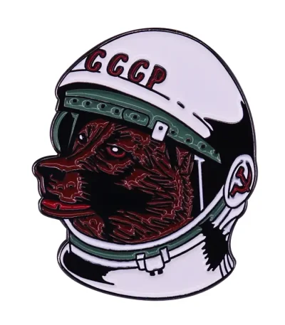 Capacete de astronauta com símbolo soviético, representando a conquista espacial soviética. Ideal para decoração científica ou para entusiastas de história espacial.