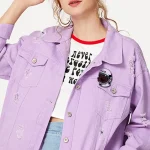 Jaqueta de ganga lilás com bordado e patches, moda casual para mulheres, estilo streetwear, peça de roupa tendência, perfeita para um look casual e original.