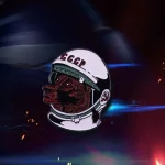 Capacete de astronauta adornado com um logotipo soviético "CCCP" sobre fundo espacial.