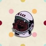 Capacete de astronauta soviético com um rosto de lobo vermelho, símbolo da exploração espacial e da ciência soviética, apresentado numa loja de objetos científicos.