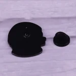 Pingente em forma de cabeça humana em acrílico preto com um furo para corrente, ideal para decoração ou joalheria científica.