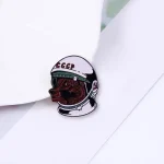 Distintivo de astronauta com cabeça de cão em relevo, design original e decorativo para coleção ou decoração de interiores.