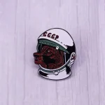 Pin de um capacete de astronauta com um rosto de lobo vermelho, símbolo de ciência e exploração.