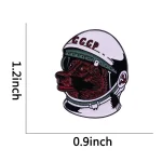 Pin ou broche representando um capacete de astronauta com um rosto de cachorro soviético, símbolo histórico da exploração espacial da URSS.