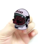 Pin de astronauta com logotipo soviético e cabeça de cachorro.