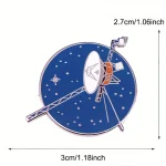 Painel solar e antena em um satélite miniatura de metal, ideal para decoração de escritório ou espaço científico.