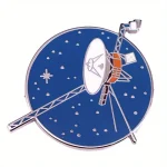 Modelo reduzido de uma estação espacial com antena, painéis solares e elementos de comunicação, ilustrando uma cena espacial para decoração científica.