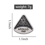 Pingente em forma de triângulo com gravação da missão Apollo 1969, símbolo histórico da exploração espacial, ideal para colecionadores e entusiastas de ciência.