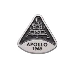 Badge da missão Apollo 1969 representando o módulo lunar, com o nome "APOLLO" e o ano "1969", símbolo histórico da exploração espacial.