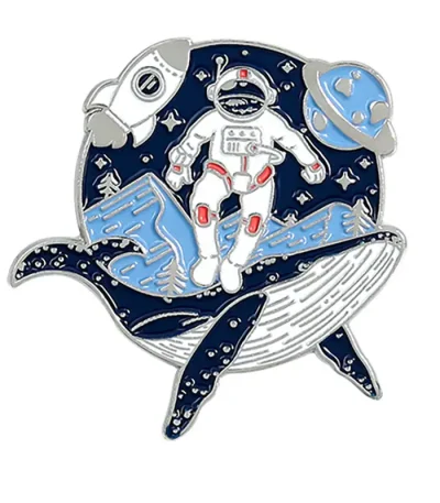 Pin em forma de astronauta flutuando no espaço com planetas e estrelas ao fundo.