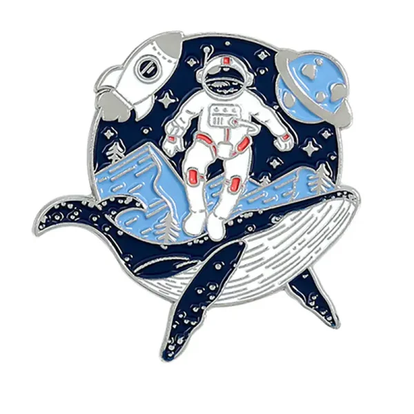 Pin em forma de astronauta flutuando no espaço com planetas e estrelas ao fundo.