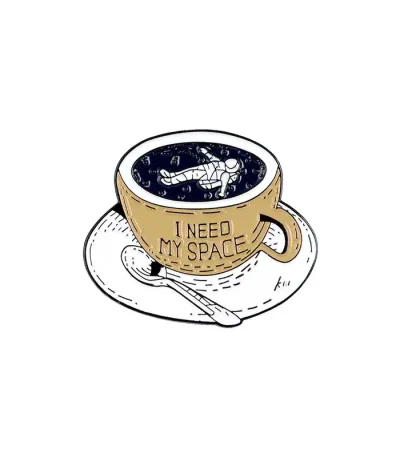 Xícara de café com um astronauta flutuando no espaço, ilustrando um tema espacial e científico.