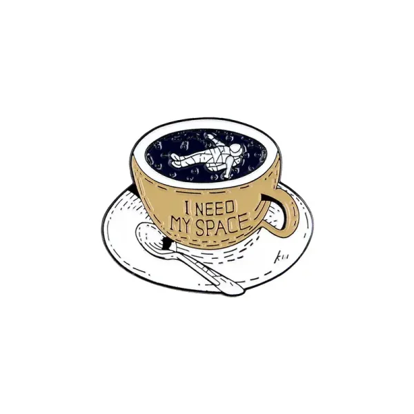 Xícara de café com um astronauta flutuando no espaço, ilustrando um tema espacial e científico.