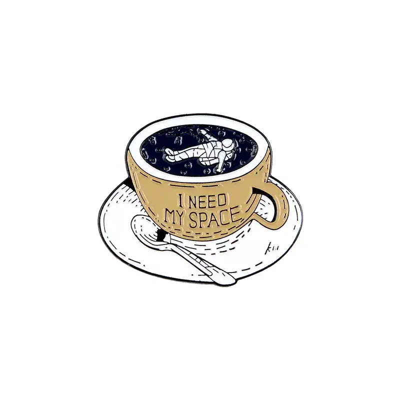 Xícara de café com um astronauta flutuando no espaço, ilustrando um tema espacial e científico.