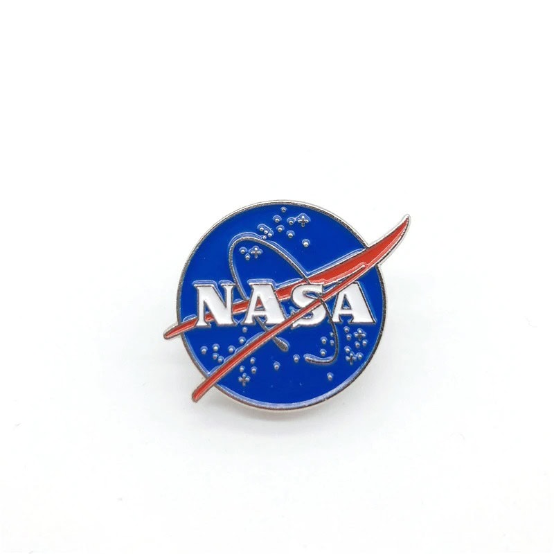 Explorateur NASA en pin Pin NASA avec logo officiel, symbole de l'exploration spatiale et de la science.