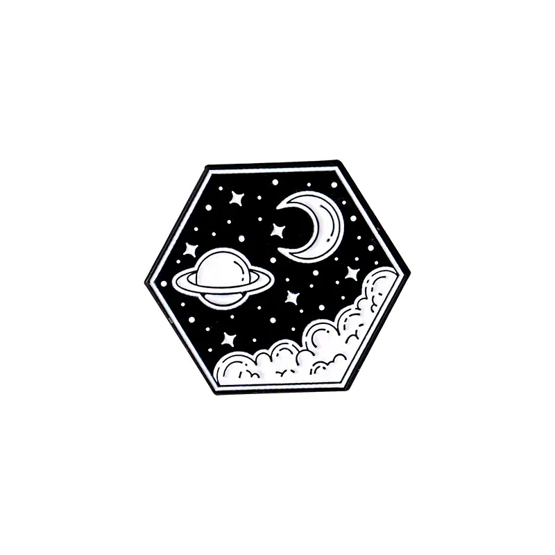 Adesivo hexagonal com ilustração de espaço, incluindo planetas, estrelas, lua e nuvens, em estilo preto e branco.