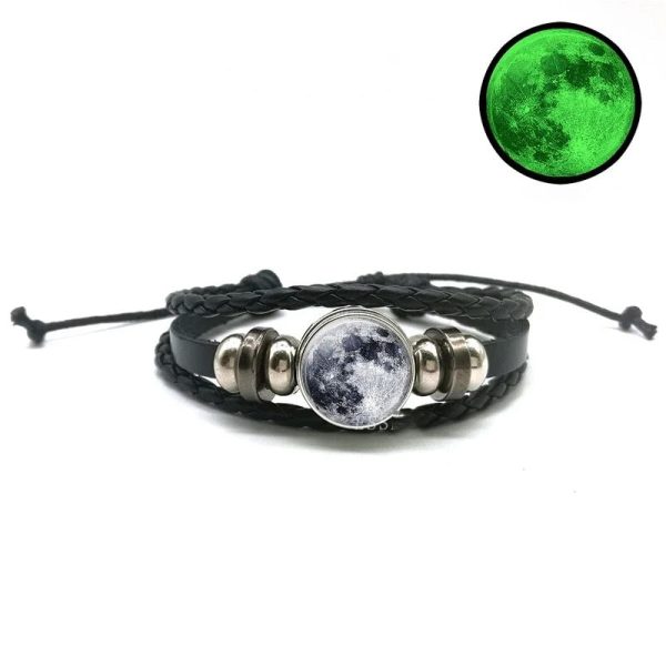 Pulseira de couro preto com pérola de lua central e acentos em aço inoxidável, inspirada pelo universo e a lua. Perfeita para amantes da ciência e decoração cósmica.
